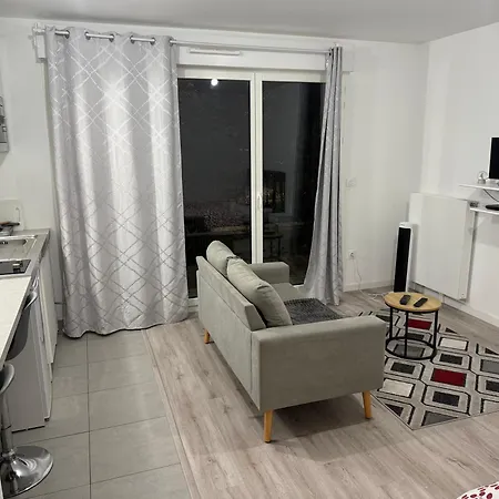 Cosy Situe A Colombes Буа-Коломб